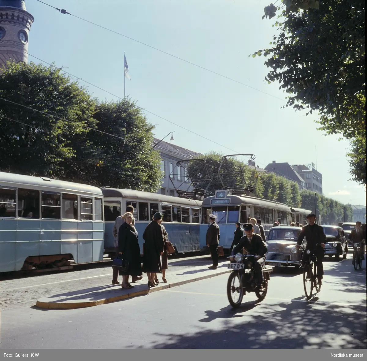 Göteborg. Östra Hamngatan. Spårvagnar och motorcyklist.