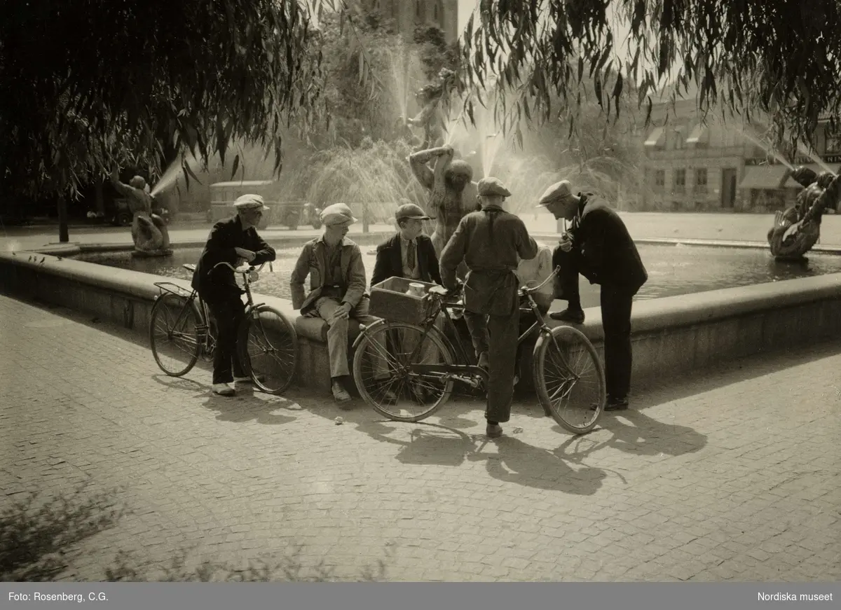 Unga män med cyklar vid Milles fontän. Sommar. Halmstad. 