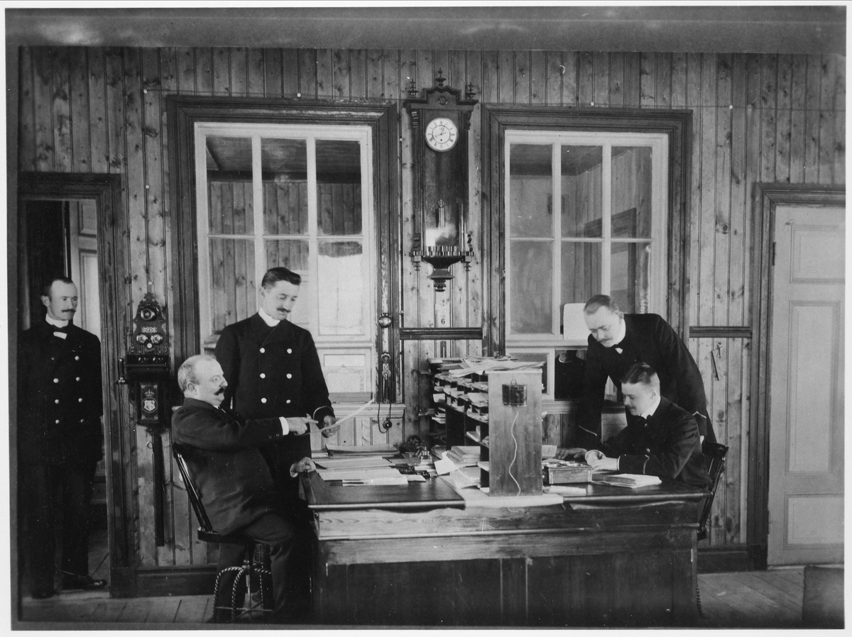Fraktgodsexpeditionen i Ljusdal, 1905. Från vänster stationskarl Aston, förste stationsskrivare Hugo Sandberg, kontorsbiträde C Kling, stationsskrivarna O. Rogberg och E. Blomén (sittande). 