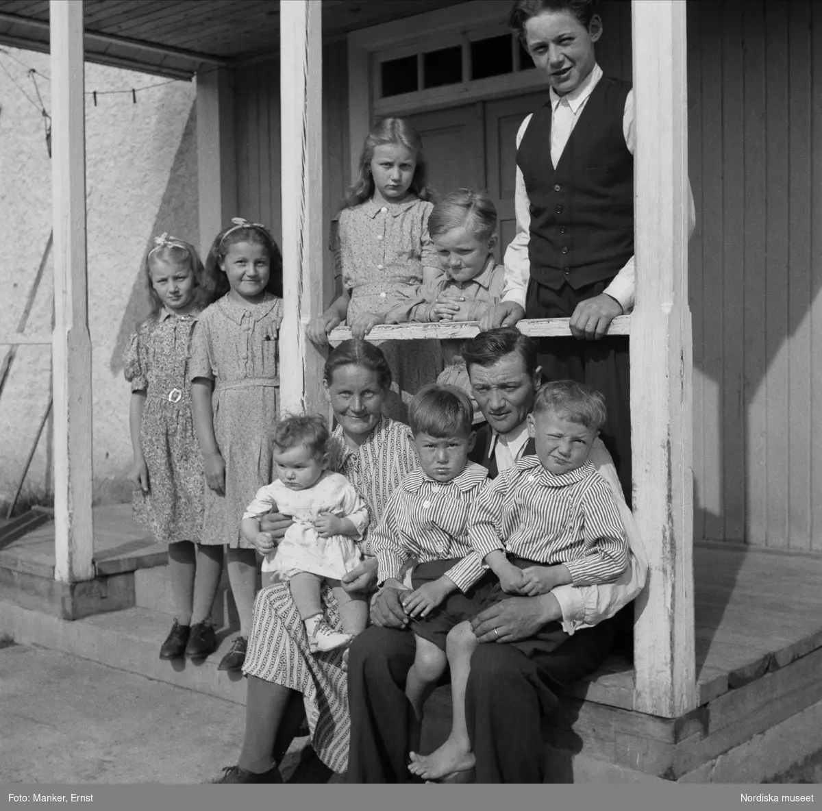 Gruppbild, familj. Frans Perssons familj med 8 barn.
