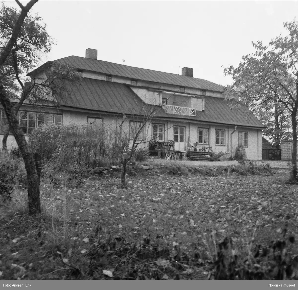 Vängsjöberg i Gottröra socken, Långhundra härad, Uppland. Mangårdsbyggnaden sedd från baksidan. 1961.