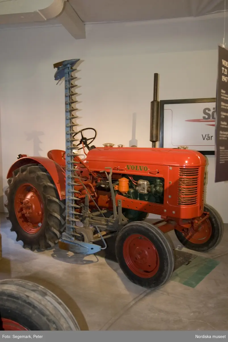 Traktorutställning, "Traktorer med drag",  första utställningen. Visning av traktorer , arbetsmaskiner och redskap tillverkade 1917-1950, Julita gård, juni 2007.