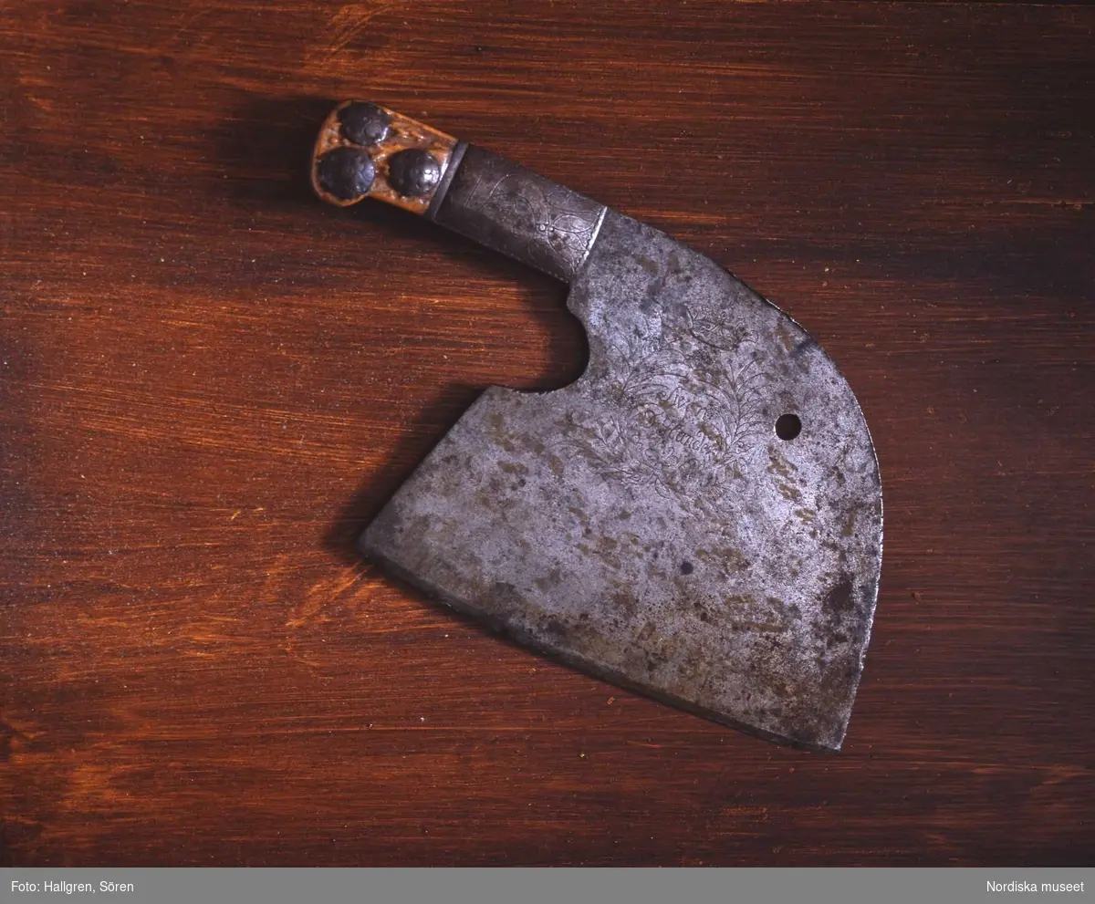 Köttyxa av järn med benhandtag. Märkt Swen Dylander 1735. Nordiska museet inv nr 47784 b.