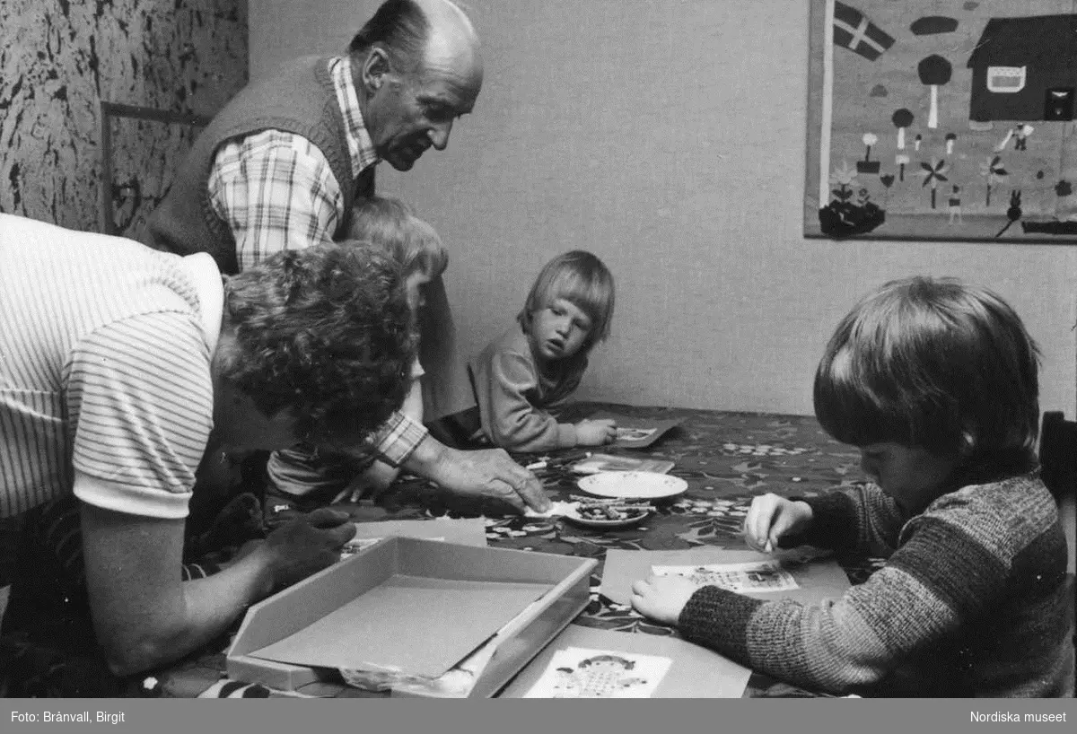 Storuman 1982. Barnverksamhet i Filadefiakyrka. Personal, barntimme med 3-4 åringar och avslutningsfest med barn och föräldrar.