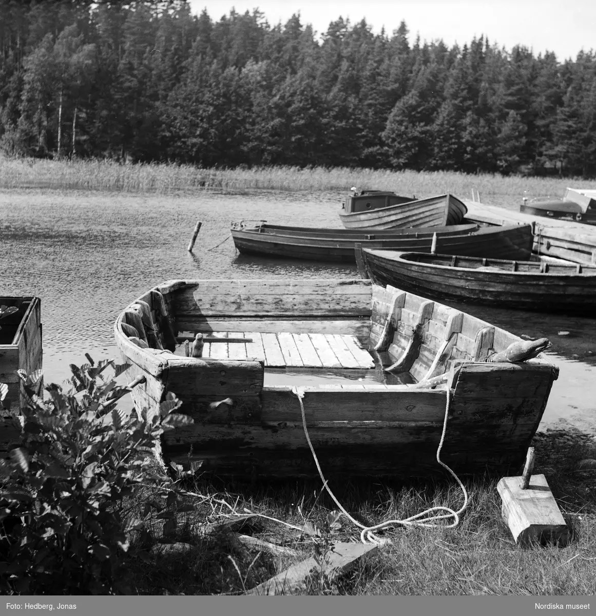 Södermanland, Björkö väster om Ornö. En stor ”lannscha” och andra båtar vid bryggan.
