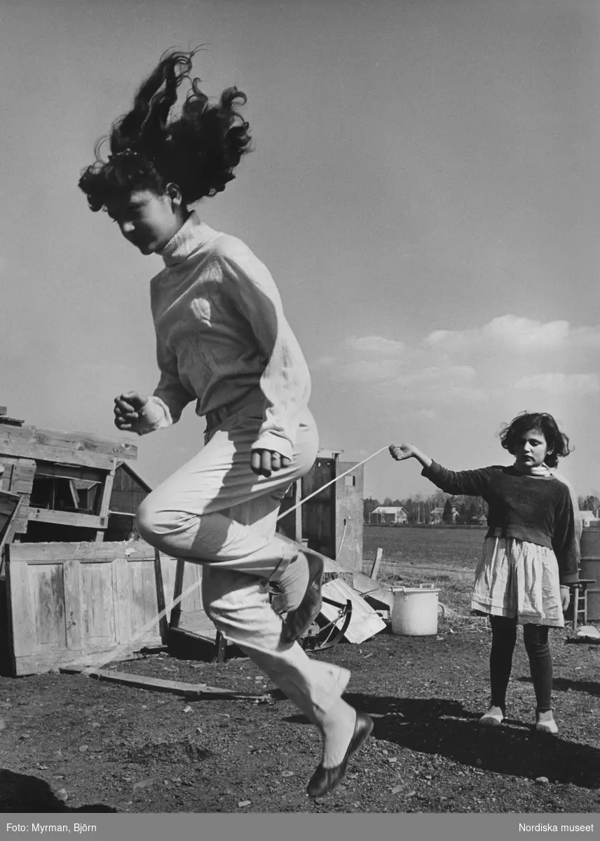 Två romska flickor hoppar rep. "Barnen Hagert, Helsingfors."