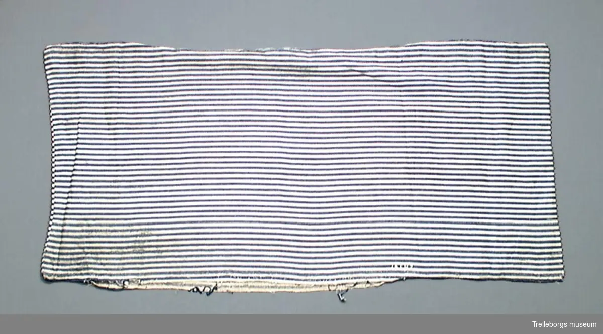 Kuddvar av linne, 5 mm breda ränder i vitt och m blått i spetskypert. Skäftigt. 4 sk olika, spetskypert.