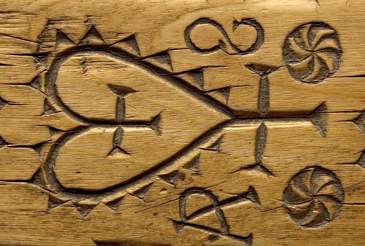 Mangelbräde av ek. Inristade initialer och årtal: 1774 A SMb.
Dymlat handtag. Ena kortänden förstärkt med ett beslag av järn.