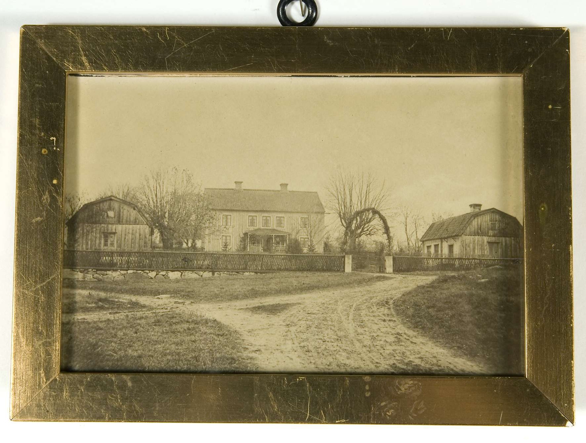 Gårdsmiljö, godsägare Hertzbergs hem i Malmby, Närtuna socken, Uppland.
