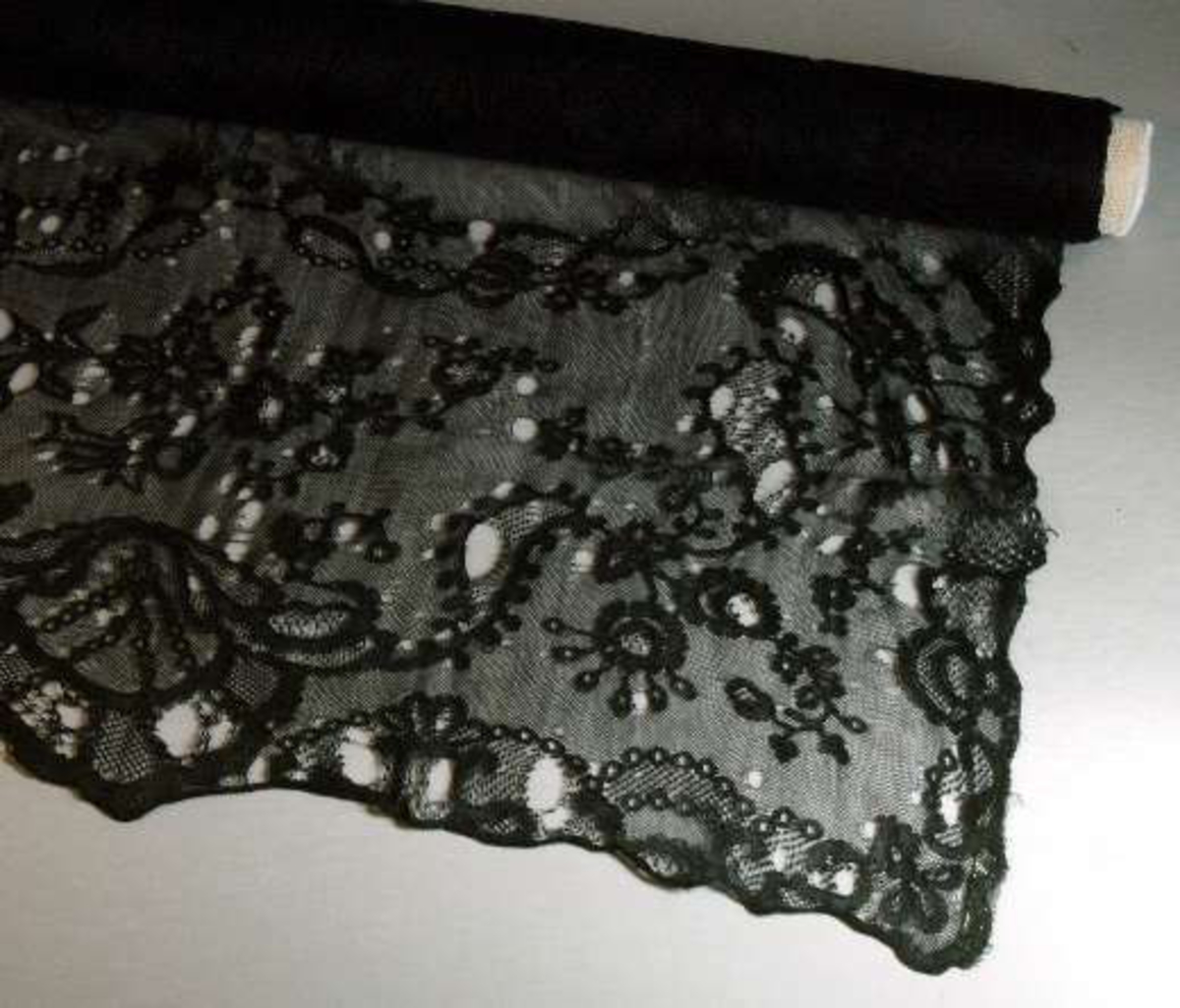 Schal av svart maskinvävd tyllspets med mönster i silke.