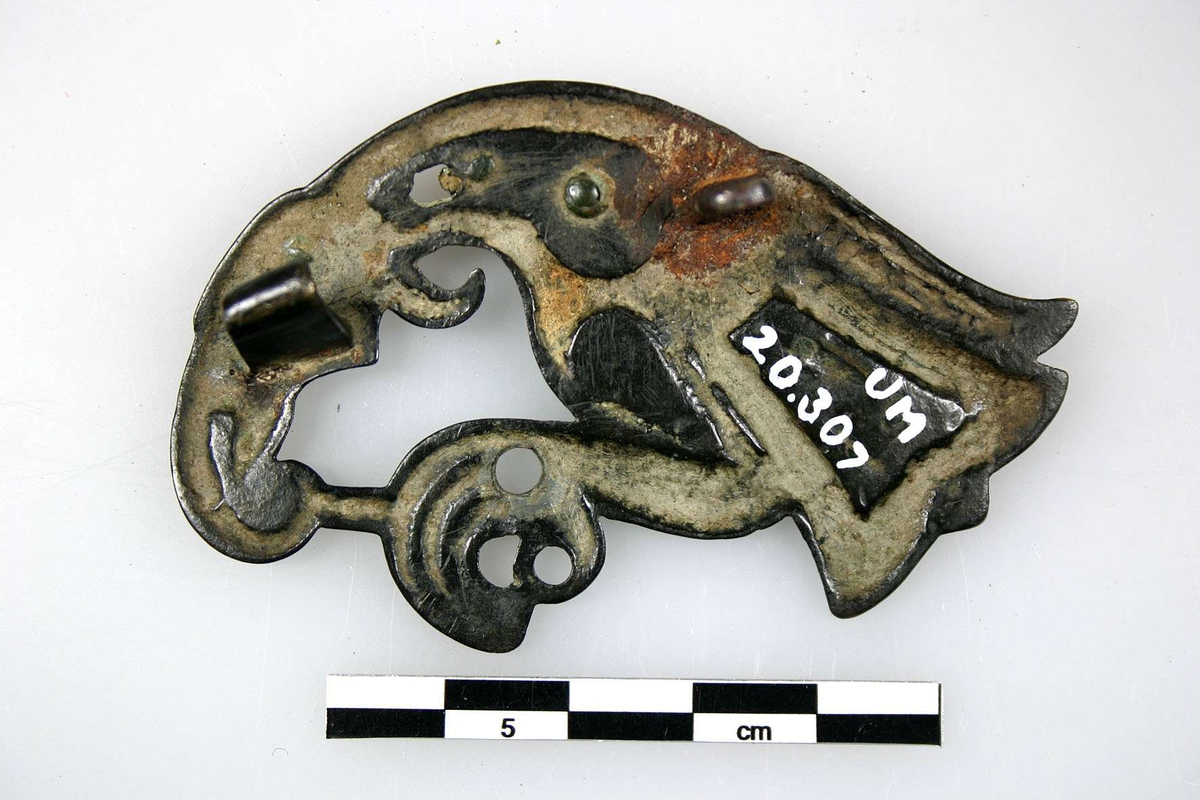 Ett dräktspänne i form av fågel (s.k. Vendelkråka) av brons med steninläggningar av bergkristall och rubin.