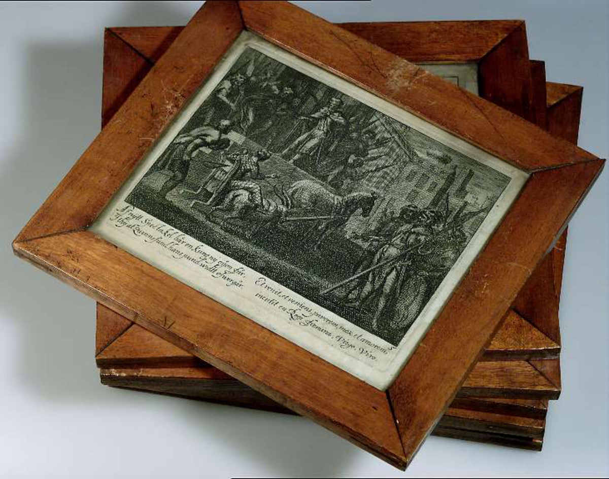 Sju litografier, glasade och med träramar, med motiv från den s.k. Disa-sagan och med text på svenska och latin. 
