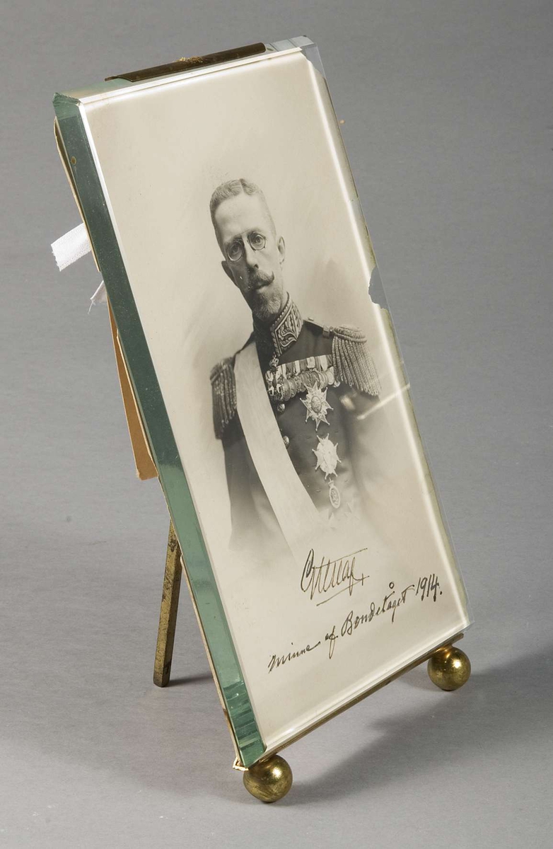 Signerat porträtt av kung Gustav V.