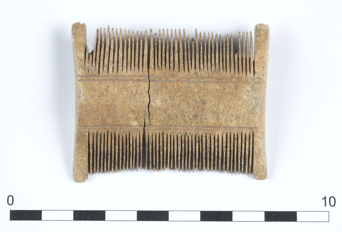 Dubbelhelkam av horn. Gjord i ett stycke. Ena sidan med smalare tänder, den andra med lite tjockare. Datering 1050-1150 e.Kr.