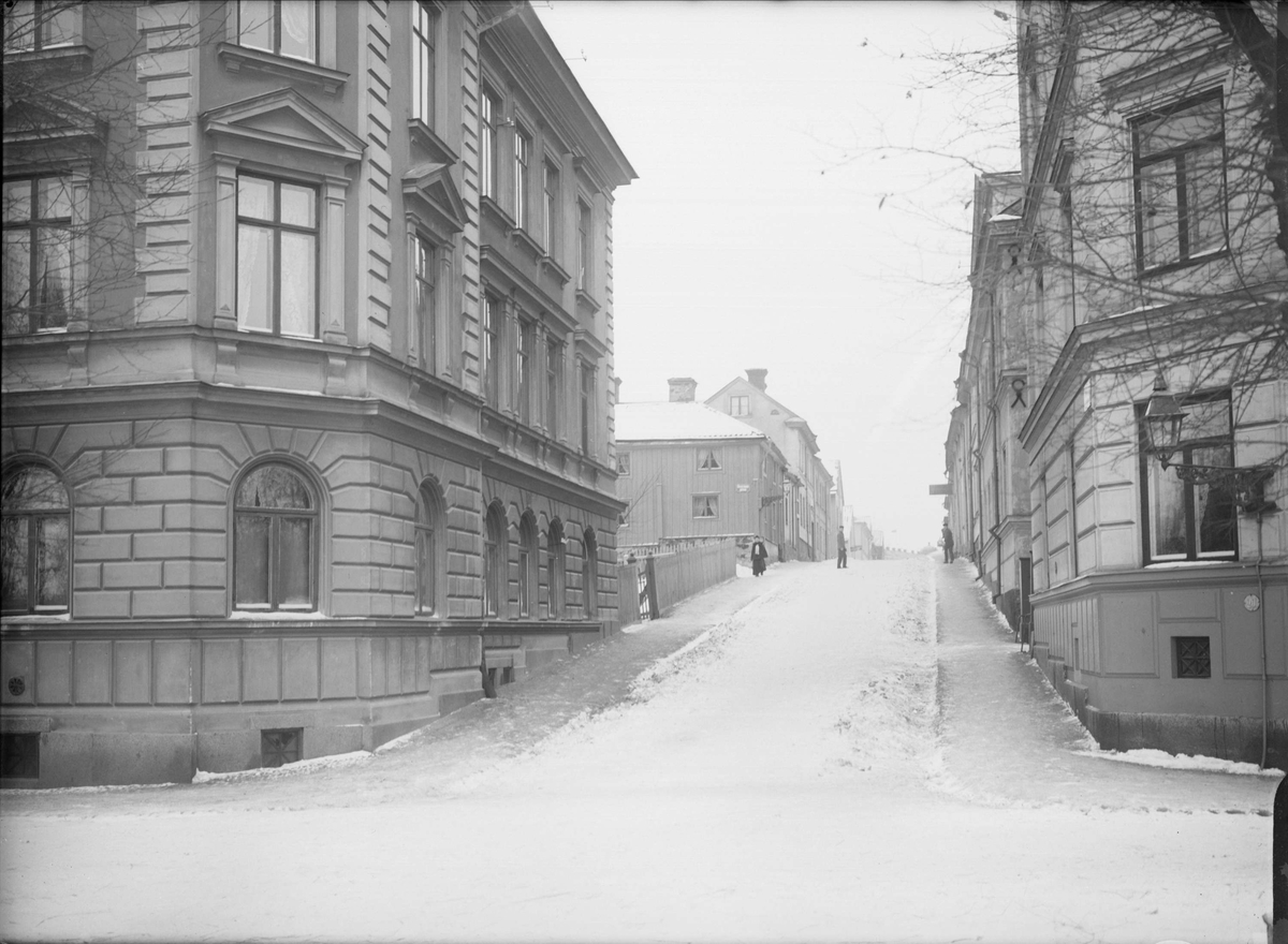 Övre Slottsgatan mot sydost från Skolgatan, Fjärdingen, Uppsala 1901 - 1902