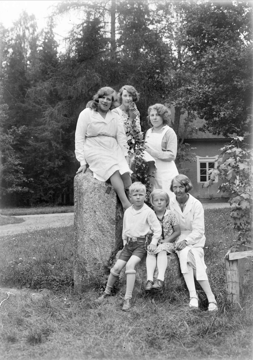"Göksboflickorna på runstenen, Kalle Lidbom med", Göksbo, Altuna socken, Uppland 1931