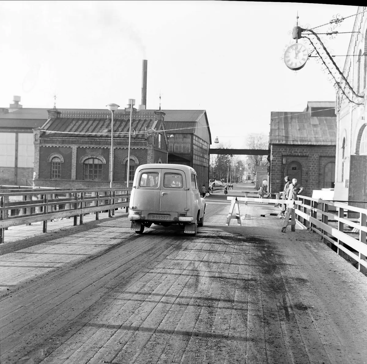 Dalälvsbron i Söderfors bruk, Söderfors socken, Uppland november 1972 ...