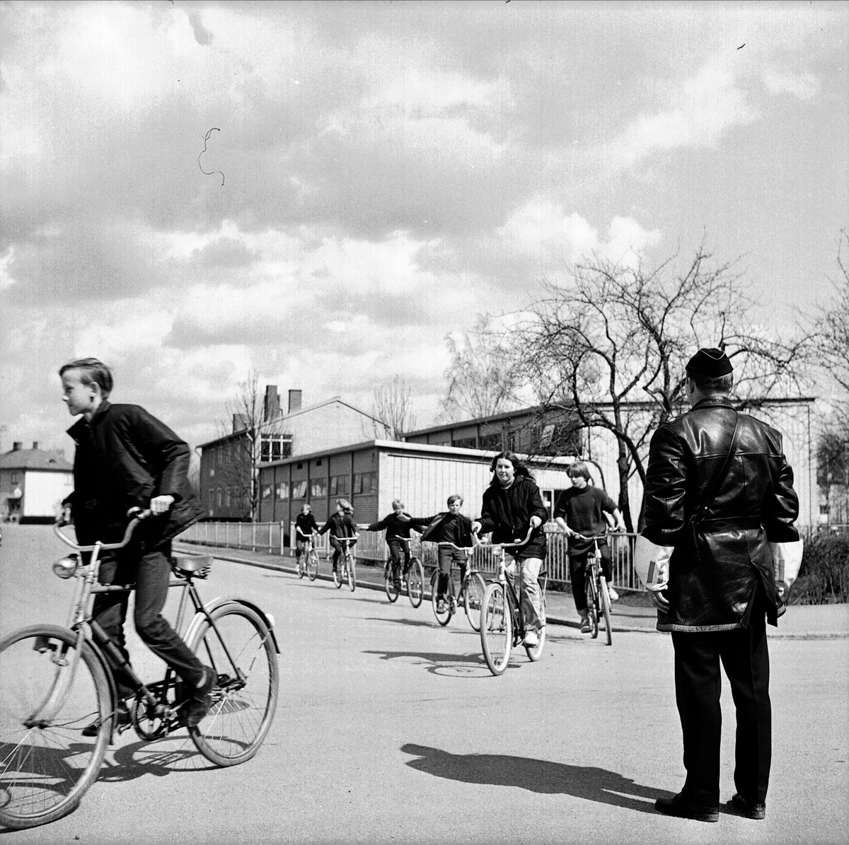 Elever i årskurs 6 får trafikundervisning, Tierp, Uppland 1967