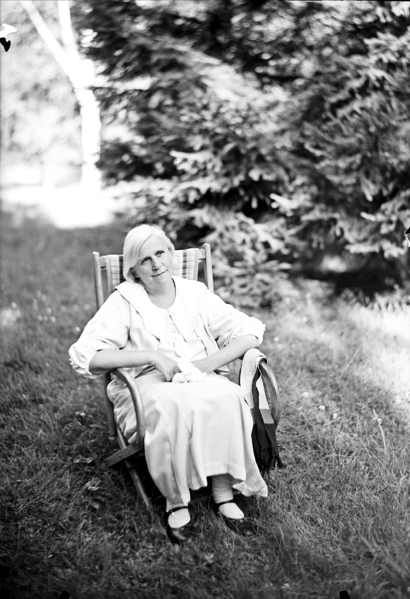 Kvinna i park vid Ulleråkers sjukhus, Kronåsen, Uppsala