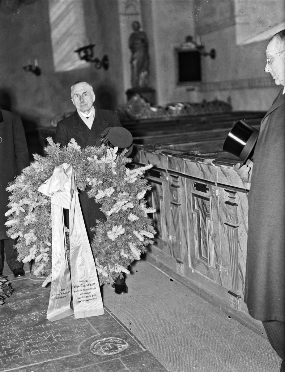 Vetenskapssocieteten lägger ner en krans vid Anders Celsius grav i Gamla Uppsala kyrka till 200-årsjubileet av hans död, Uppland 1944
