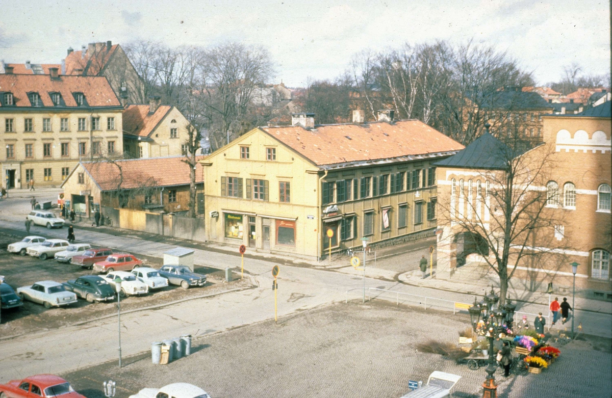 S:t Eriks torg med bebyggelse på torgets östra sida - Walmstedtska gården, kvarteret Karin och Saluhallen, Uppsala 1967