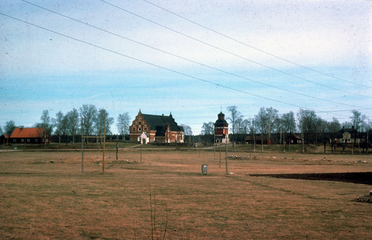 Landskapsvy med Österlövsta kyrka och prästgård, Österlövsta socken, Uppland 1976
