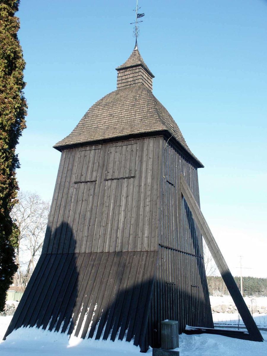 Klockstapeln vid Lillkyrka kyrka, Lillkyrka socken, Uppland 2005