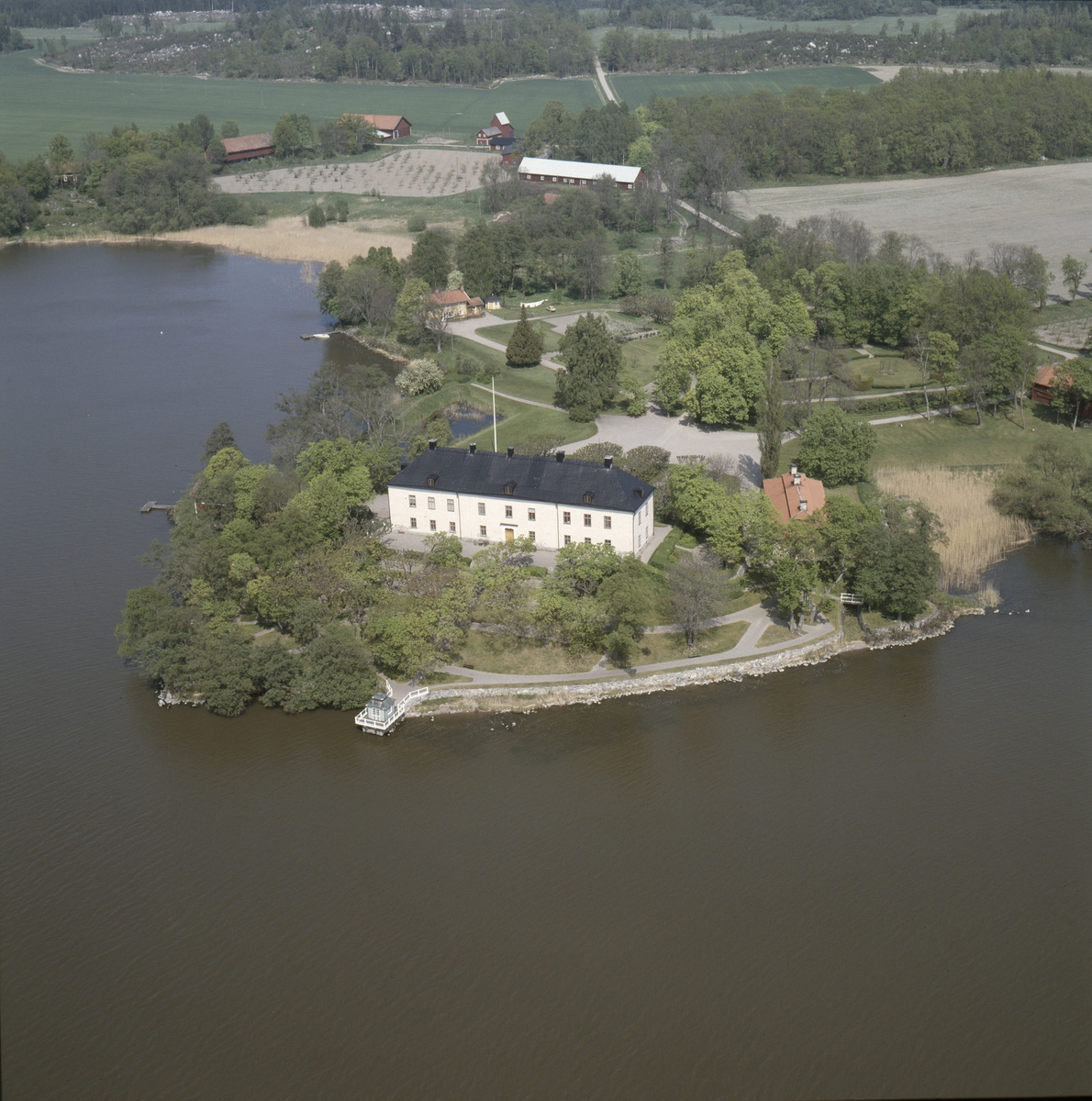Vy över Grönsöö slott vid Mälaren, Kungs-Husby socken, Uppland, juni 1989