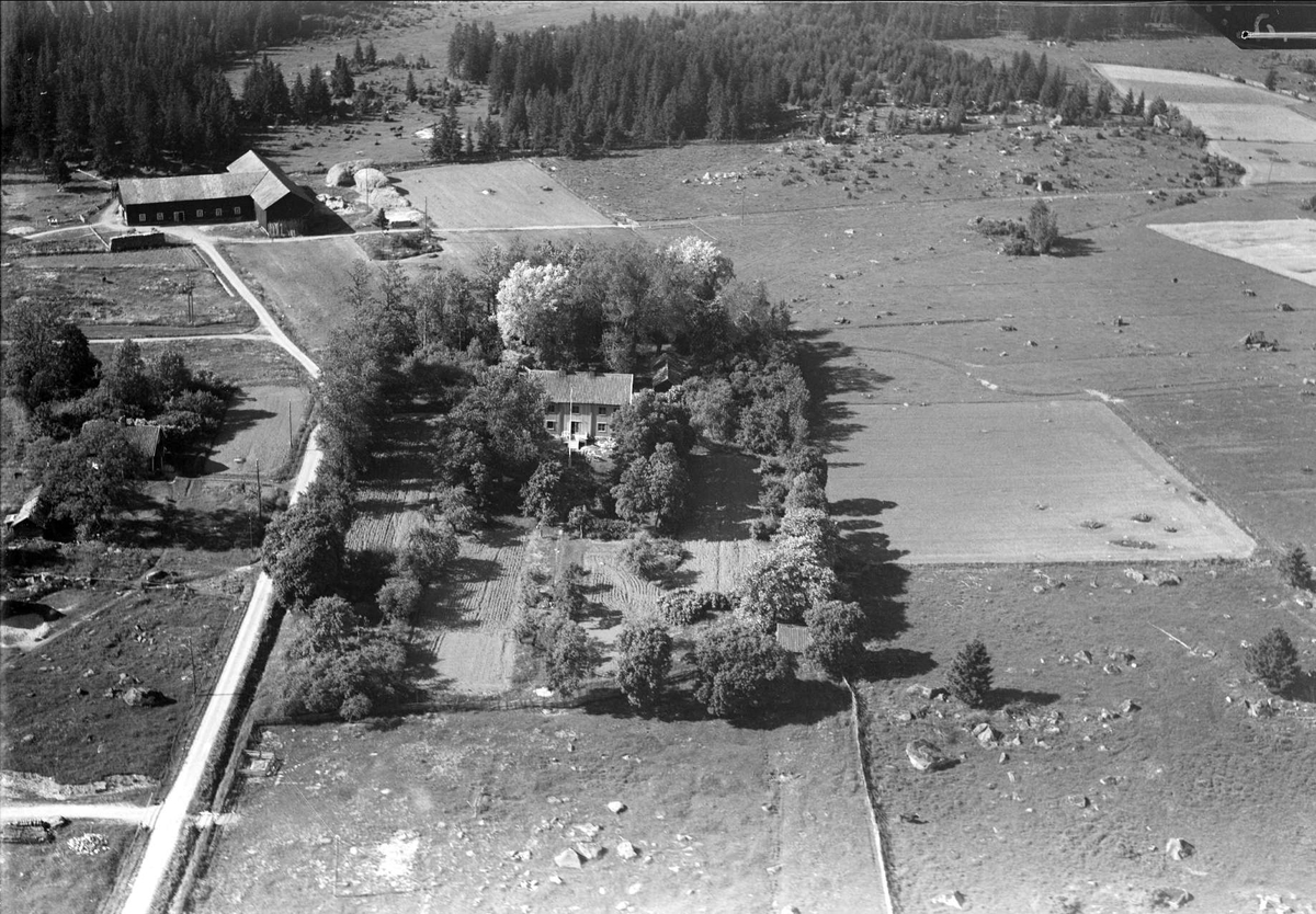 Flygfoto, landskapsvy och gårdsmiljö i  Kil, Boo socken, Uppland 1936