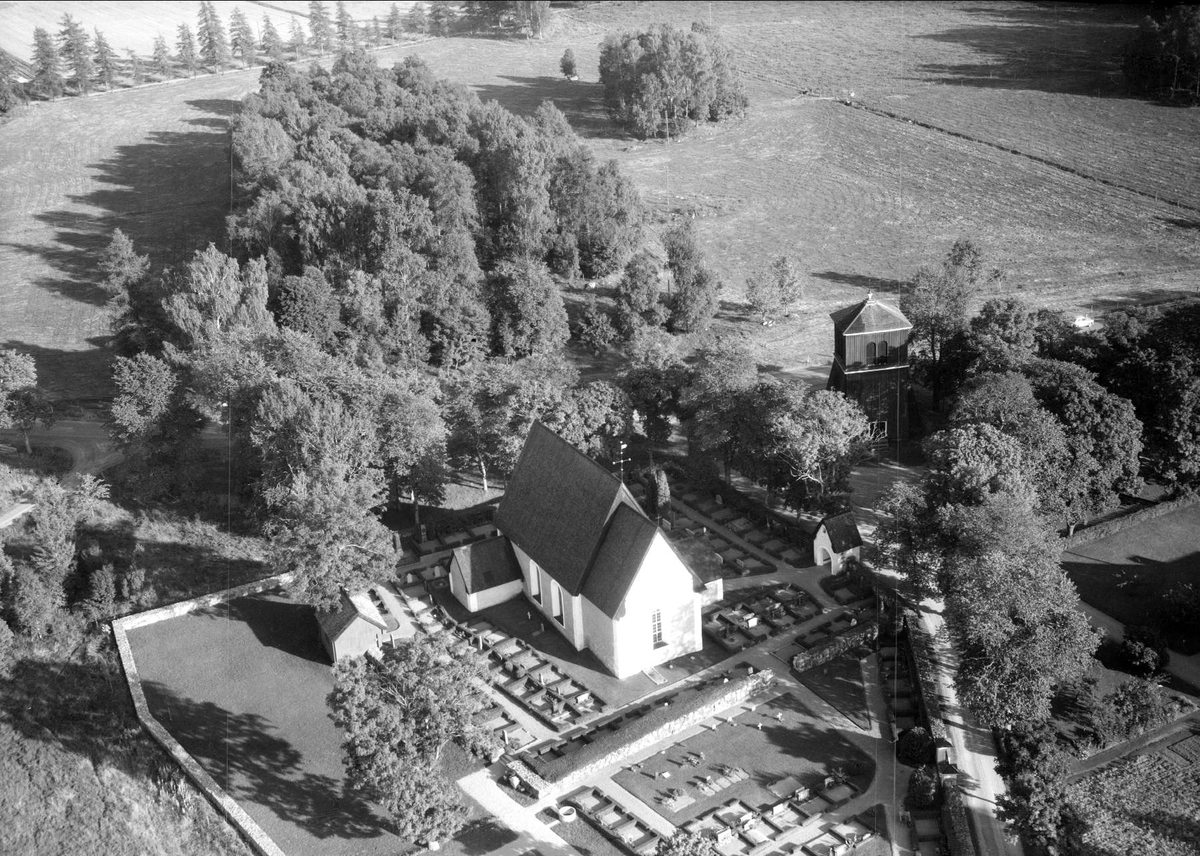 Flygfoto över Stavby kyrka, Stavby socken, Uppland 1958