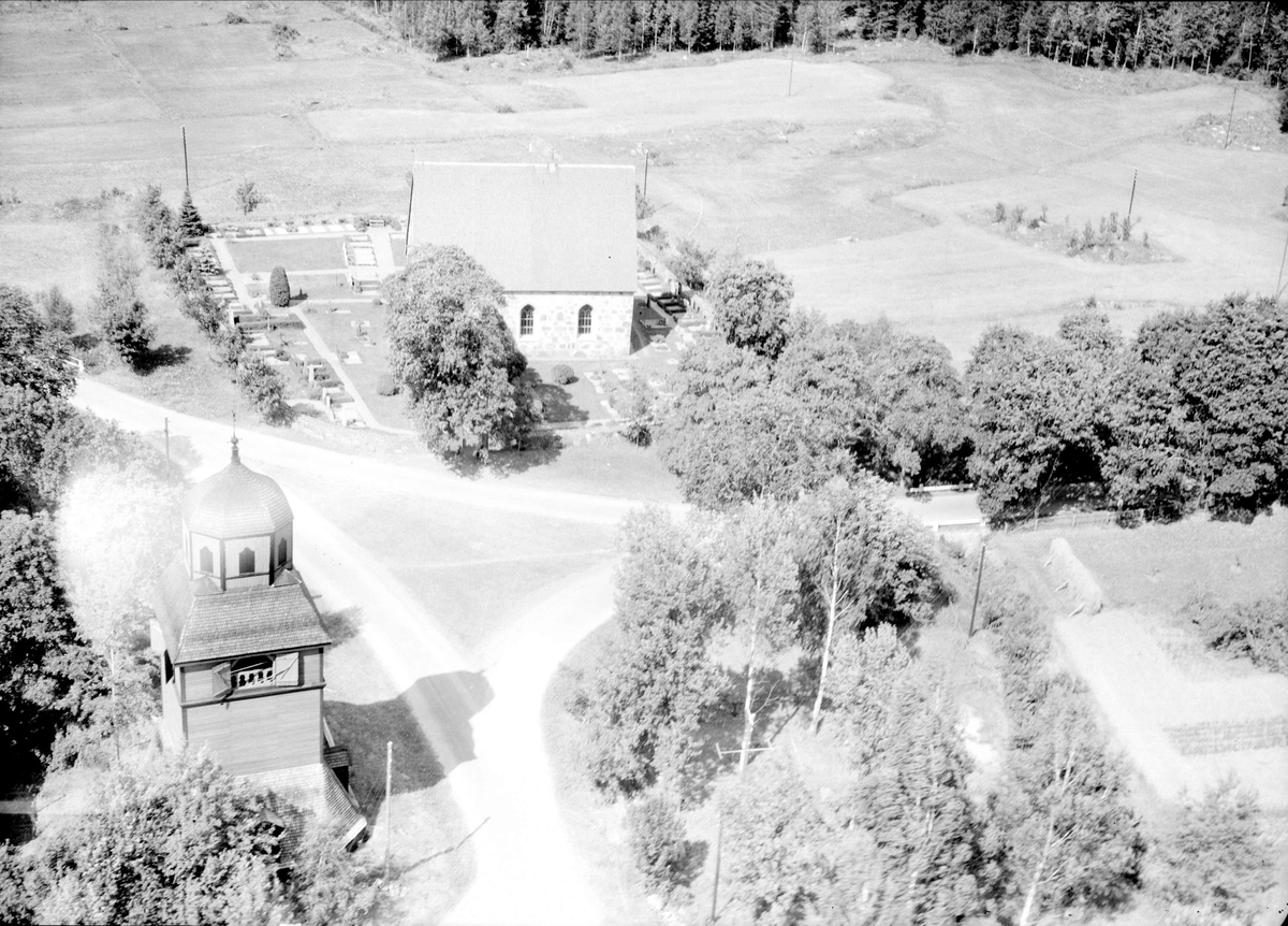 Flygfoto över Morkarla kyrka, Morkarla socken, Uppland 1947