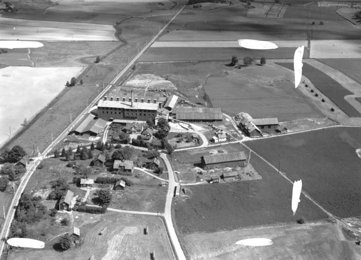 Flygfoto över tegelbruk i Ekskogen, Kårsta, Vallentuna socken, Uppland 1952