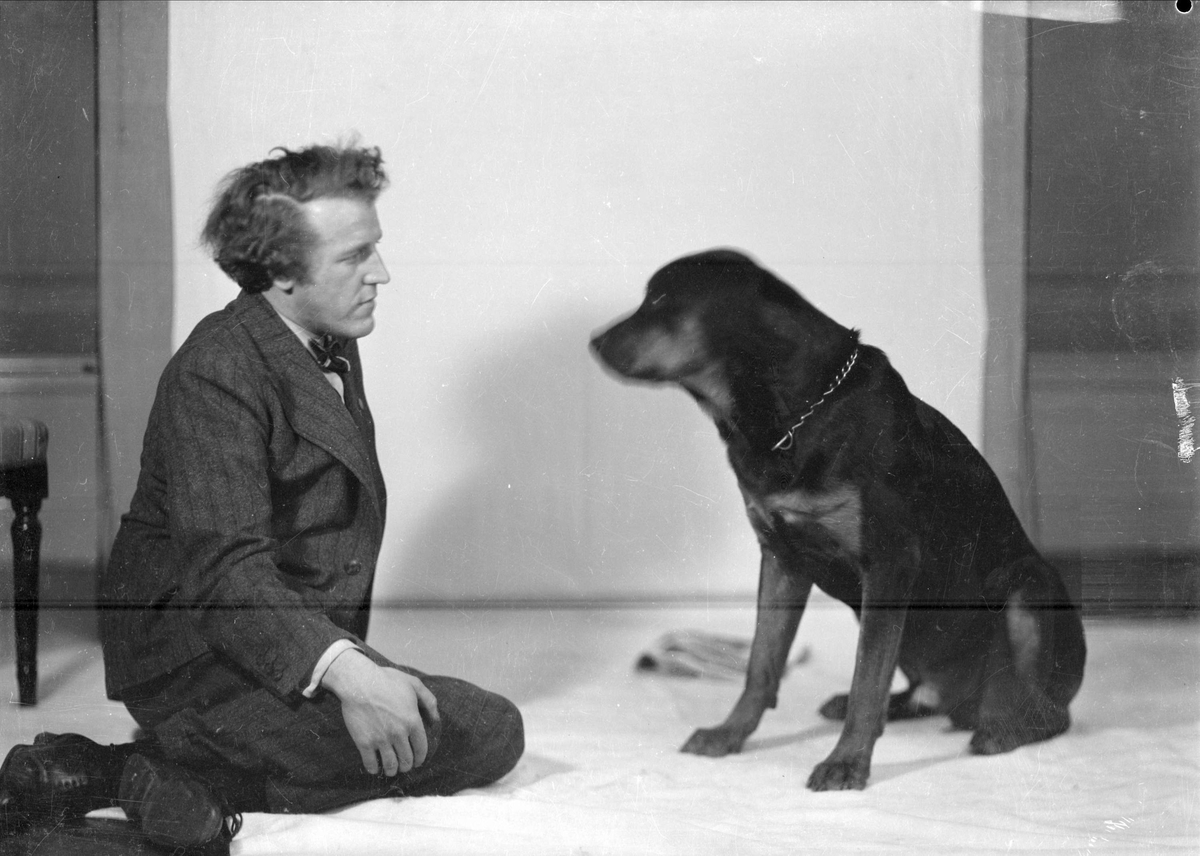 Gunnar Sundgren (1901 - 1970) är framför allt känd som skicklig porträttfotograf. 1928 öppnade han egen ateljé på Östra Ågatan 29 i Uppsala. Han tog också en mängd Uppsalavyer, bilder som blivit klassiska.