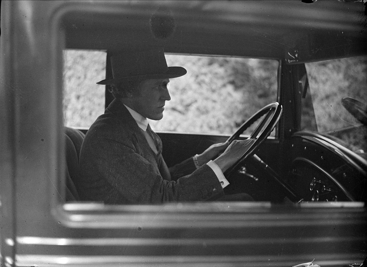 Fotografen Gunnar Sundgren i sin bil, Chevrolet, sannolikt i Uppsala, 1930