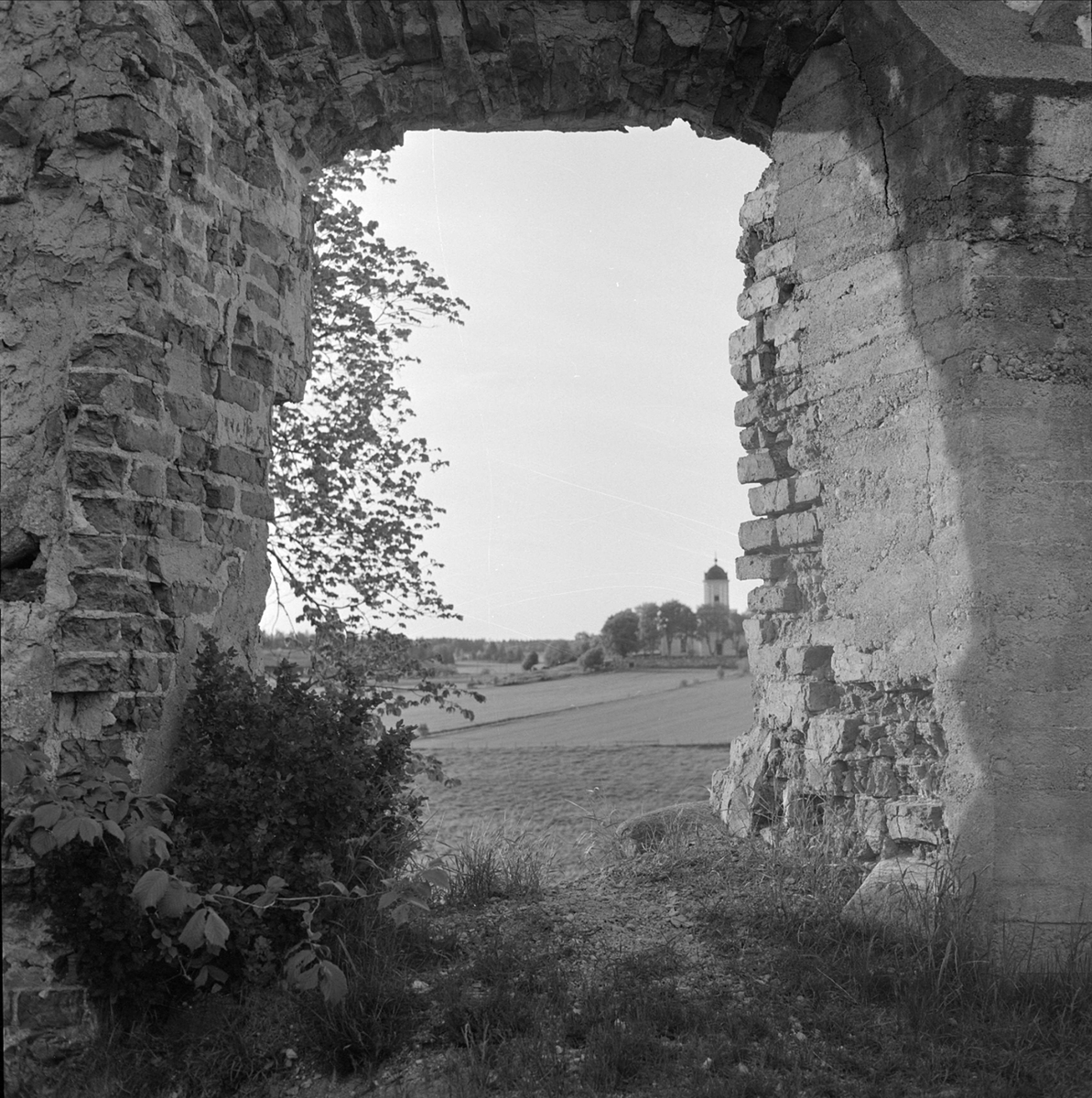 Mörby slottsruiner i Mörby, Fasterna socken, Uppland 1960