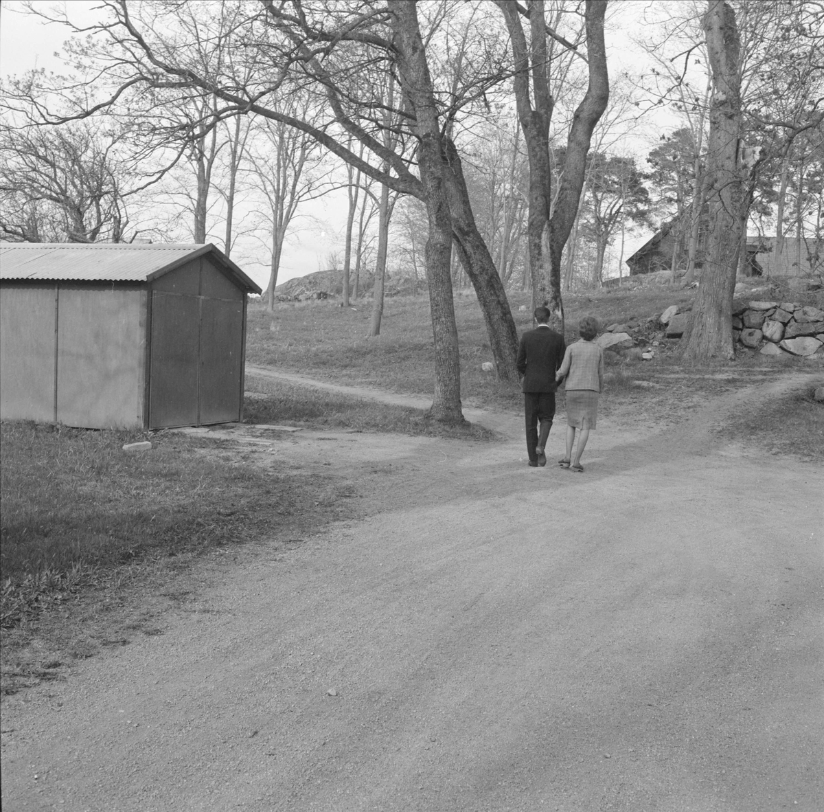 Promenad i Wiks slottspark, Vik, Balingsta socken, Uppland 1965