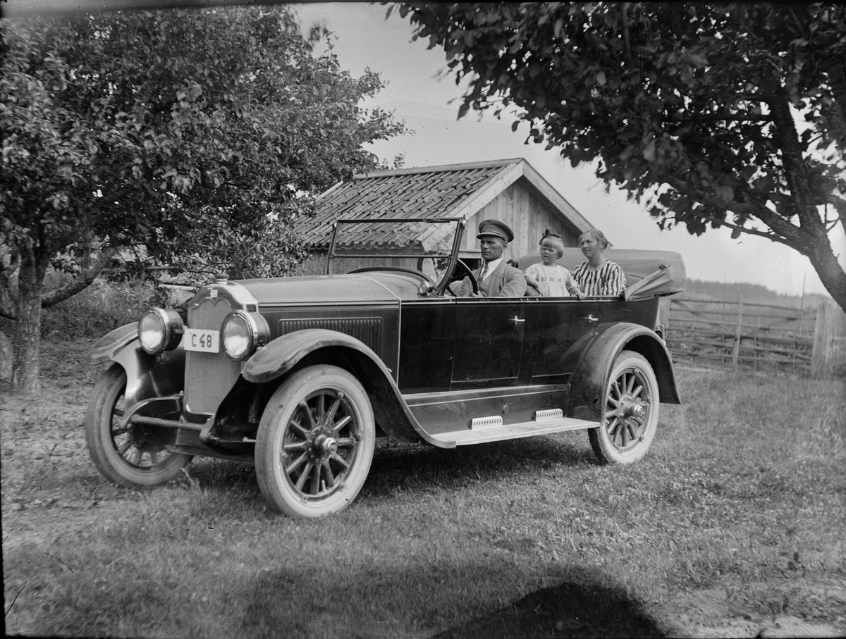 Familjen Möjbro i sin bil, Uppland