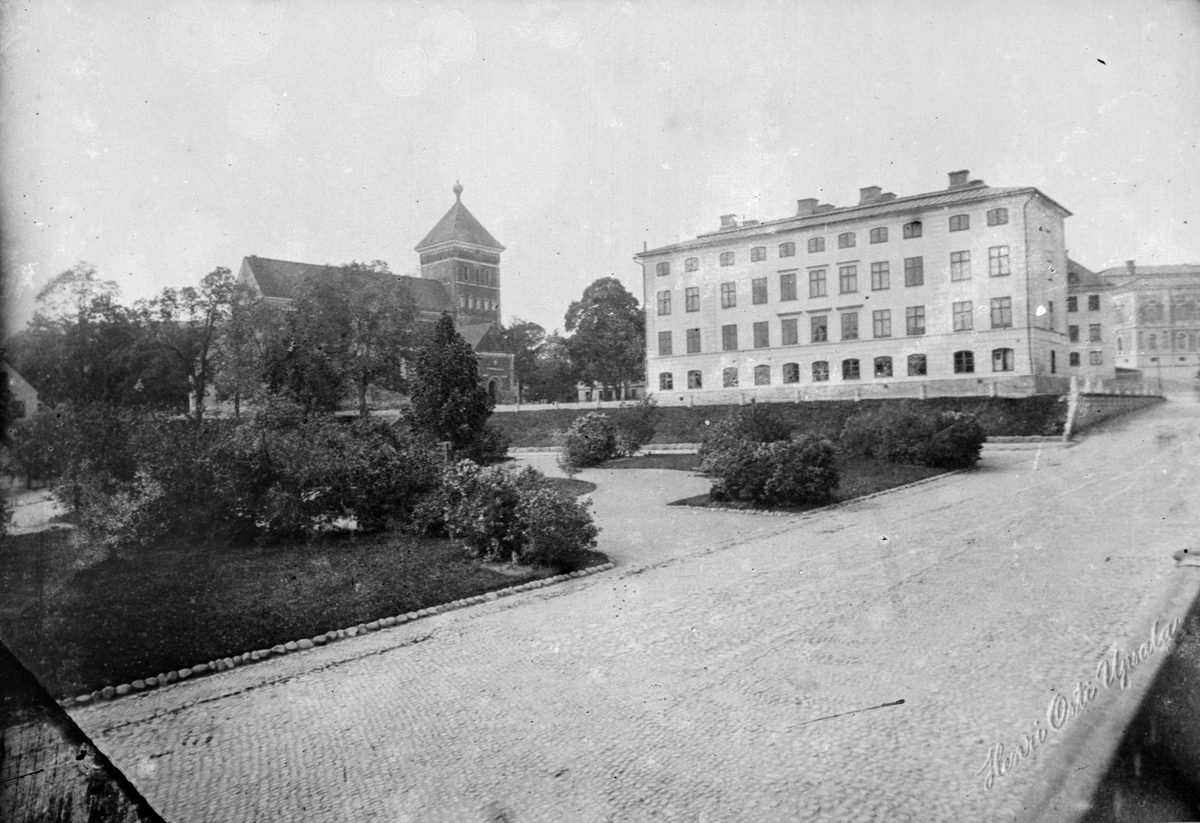 Reprofotografi - Dekanhuset och Helga Trefaldighetskyrkan i bakgrunden, kvarteret Oden, Fjärdingen, Uppsala före 1914