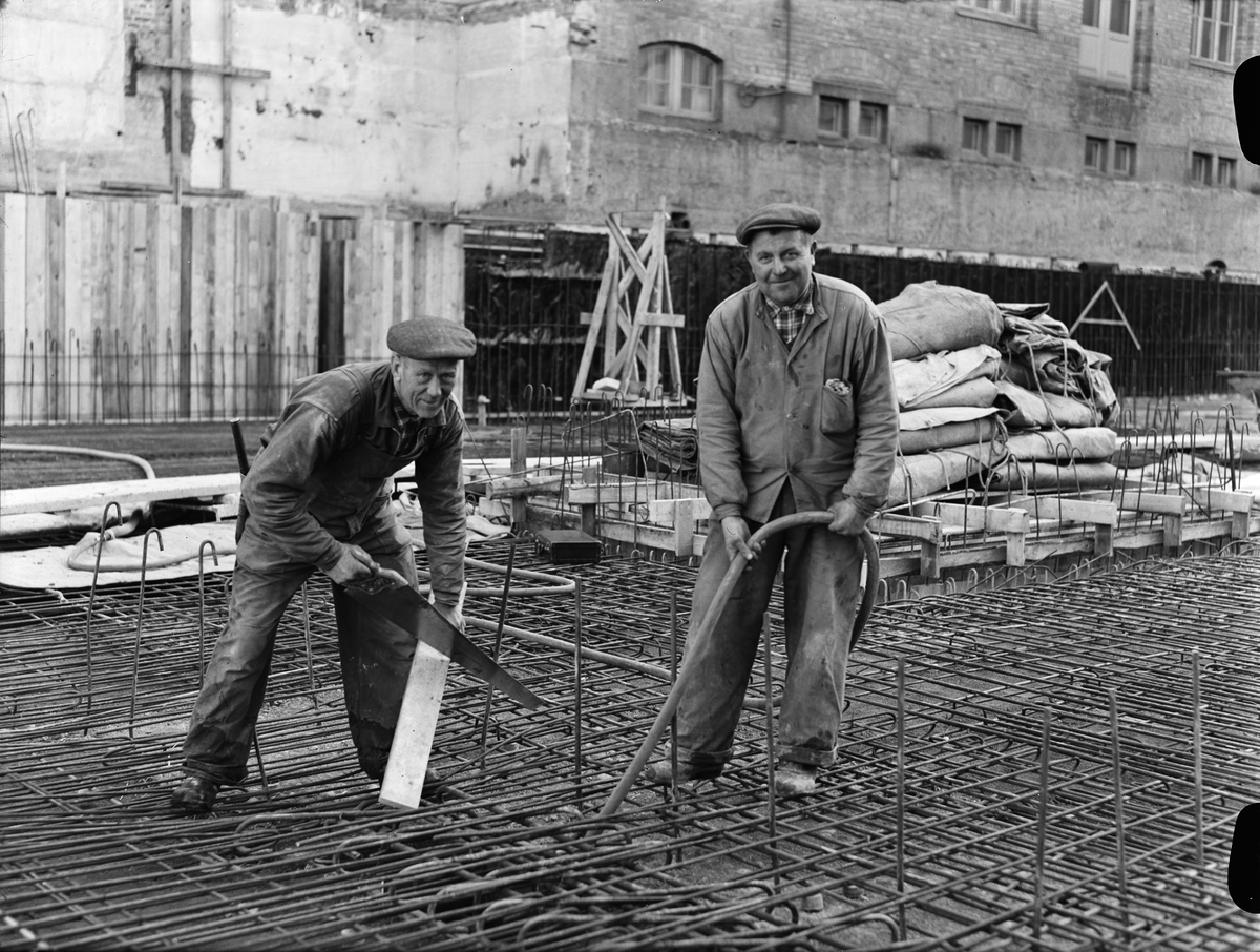 Byggnadsarbetare förbereder inför cementgjutning på bygge i Uppsala 1950