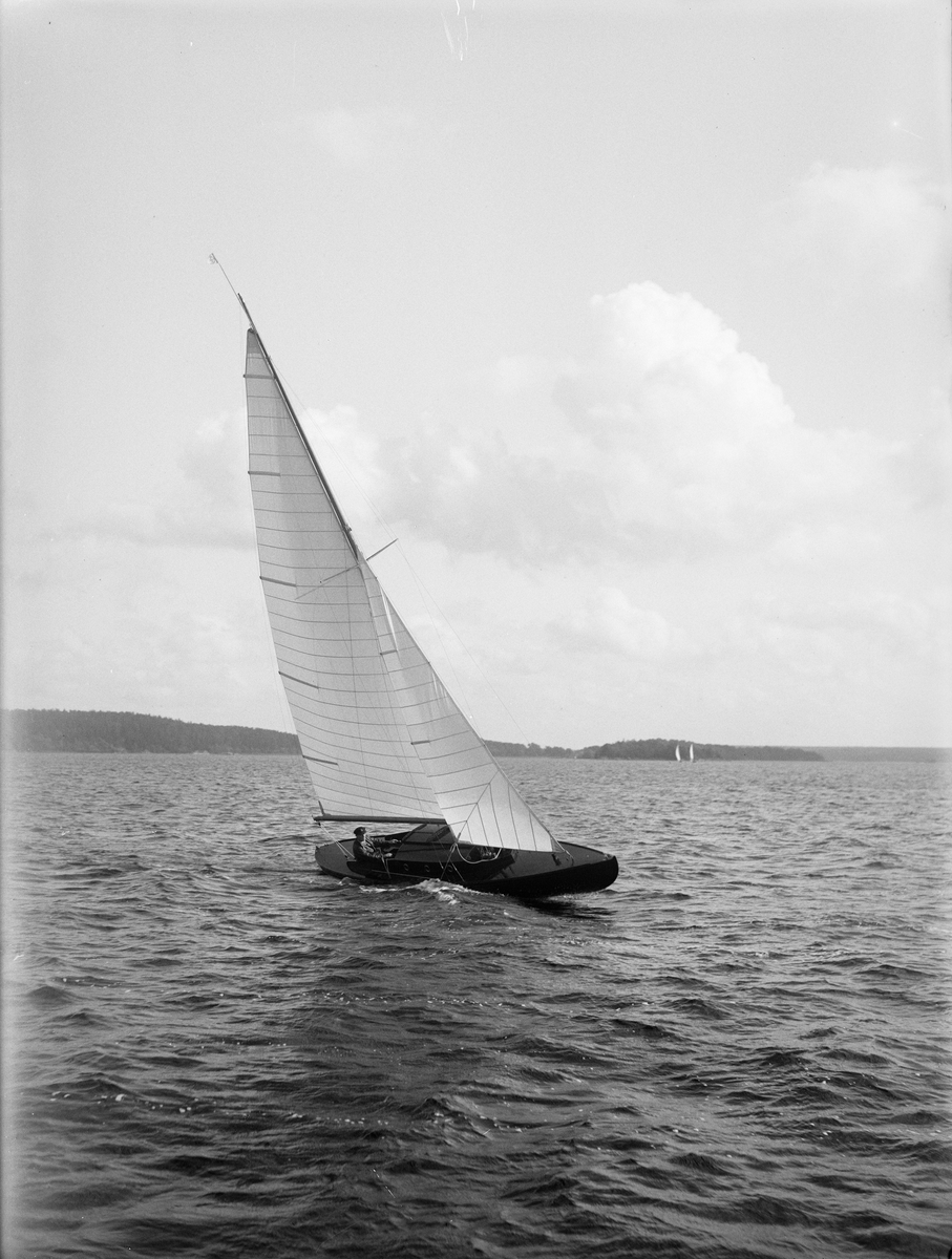 Segelbåt, sannolikt på Ekoln i Mälaren, Uppland