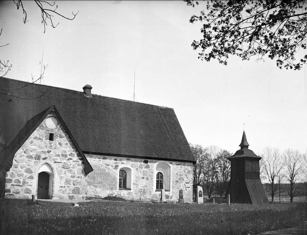 Frösunda kyrka med klockstapel, Frösunda socken, Uppland i maj 1919