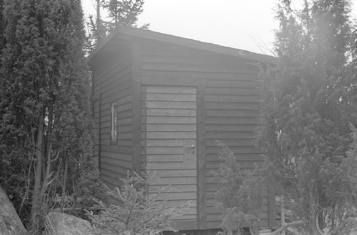Uthus till sommarstuga, Husby 4:1, Lena socken, Uppland 1977