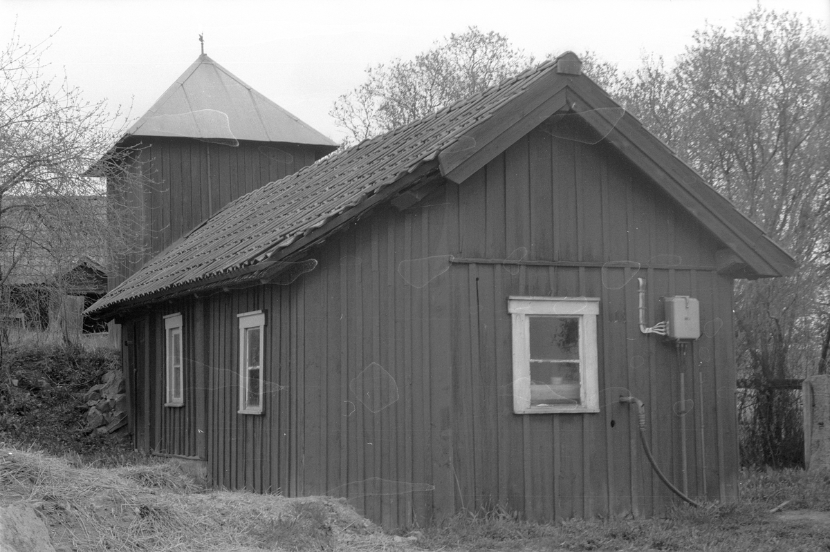 Pumphus med svalbod, Årby 2:3 - 1:2 med flera, Årby, Lena socken, Uppland 1977