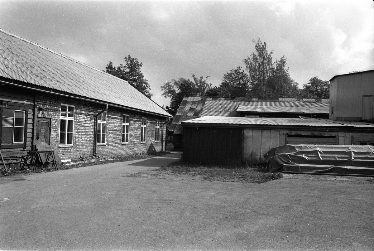 Vy från nordväst över mekanisk verkstad och lagerlokal, Vattholma bruk, Vattholma, Lena socken, Uppland 1978