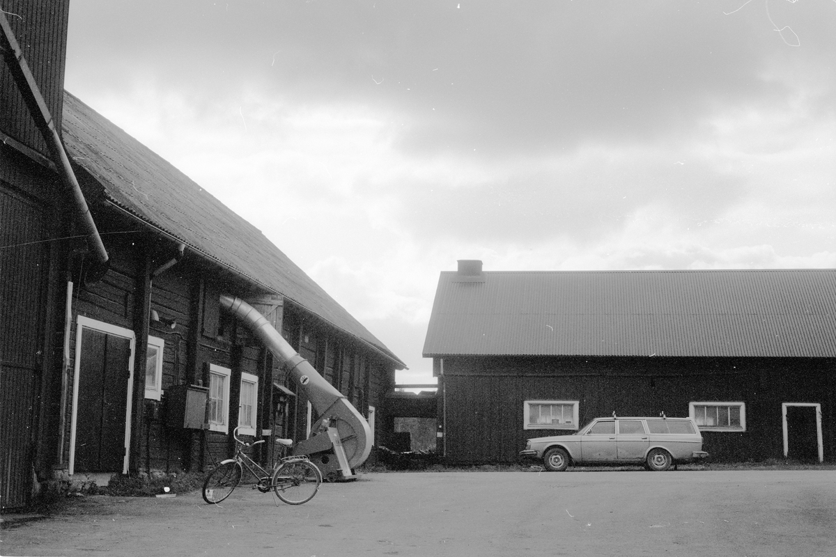 Ladugård och maskinhall, Gavels gård, Gavel, Knutby socken, Uppland 1987