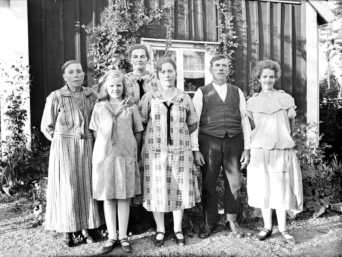 Grupporträtt - kvinnor, flicka och man, Tierpstrakten, Uppland omkring 1915 - 1920