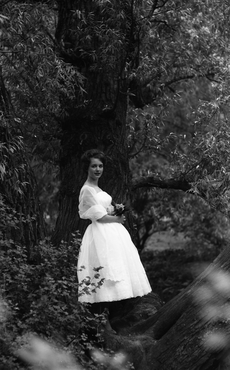 Ung kvinna med brudklänning, Stadsträdgården, Uppsala 1961