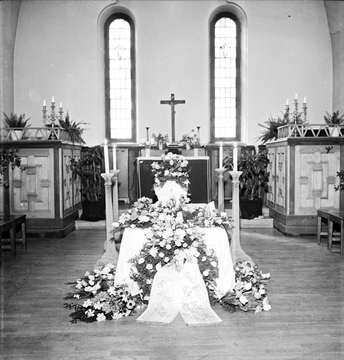 Jordfästning i kyrka, sannolikt i Uppsala 1954