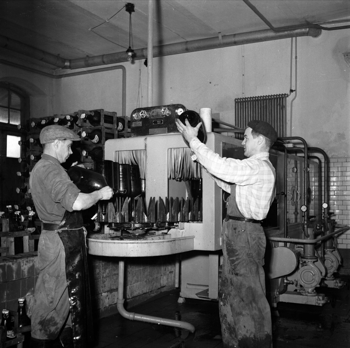 "Mejeri blev bryggeri", Storvreta Bryggeri, Rasbo, Uppland 1951. Ingvar Eriksson och verkmästare Edvin Larsson vid den stora diskmaskinen