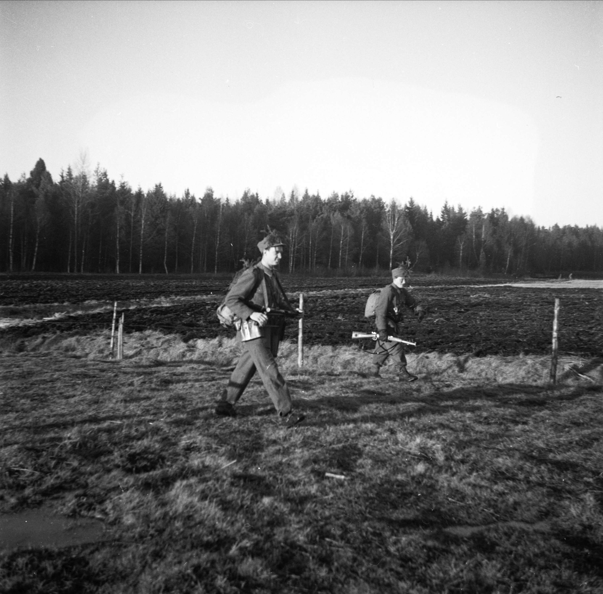 Soldater på militärmanöver, sannolikt i Järva, Solna socken, Uppland sent 1940-tal